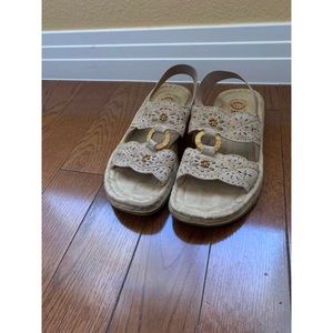 Earth Spirit Sandals Size 9 “Maple”